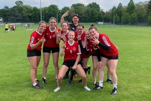 Die TSV-Faustballerinnen hat am Wochenende viel zu lachen. Foto: Müller