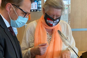 Ella Mehle beim Eintrag ins Goldene Buch der Stadt Leverkusen. Foto: Stadt Leverkusen