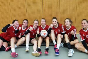 Katja Hofmann, Ayleen Hodel, Stefanie Lebensorger, Lina Hasenjäger, Alina Tiemesmann, Katrin Hagen, Jana Hasenjäger. Foto: Müller