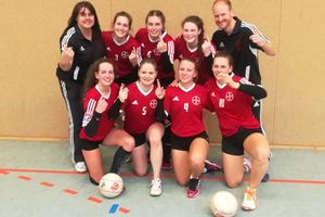 hinten v.l.: Trainerin Kerstin Müller, Katrin Hagen, Ayleen Hodel, Alina Tiemesmann, Trainer Sebastian Pynappel; vorne v.l.: Maya Mehle, Stefanie Lebensorger, Lina Hasenjäger, Jana Hasenjäger