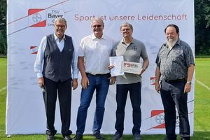 Klaus Beck (TSV Bayer 04), Jürgen Albrecht (DFBL), Frank Schmidt (Faustball-Abteilung) und Bernhard Marewski (Stadt Leverkusen) nach der Auszeichnung.  Foto: Hodel